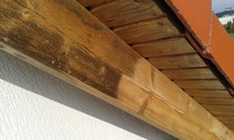 Holzschutz am Dach - altes, verwittertes Holz abgeschliffen